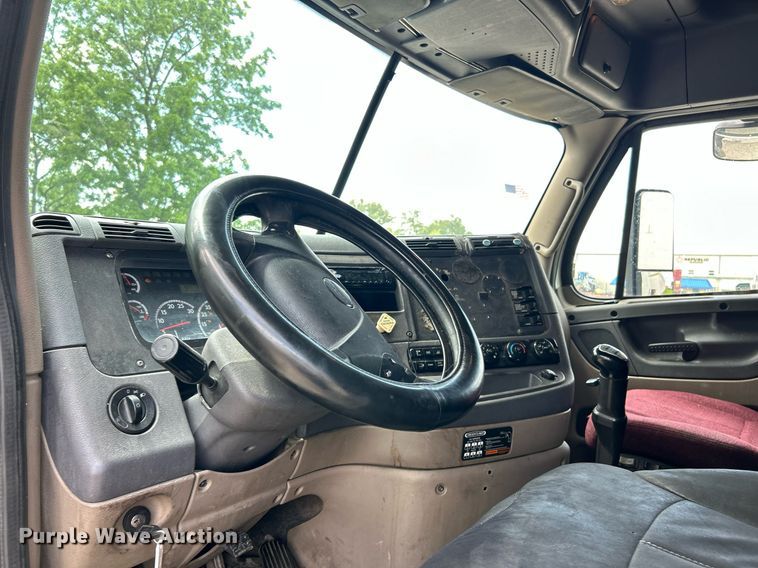 image for item EK8125 2010 Freightliner Cascadia semi truck