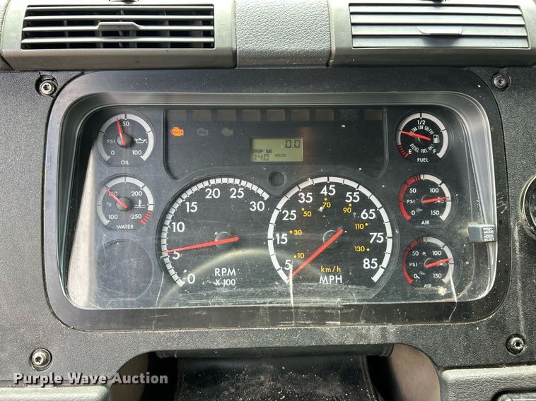 image for item EK8125 2010 Freightliner Cascadia semi truck