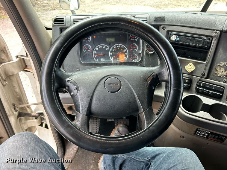 image for item EK8125 2010 Freightliner Cascadia semi truck