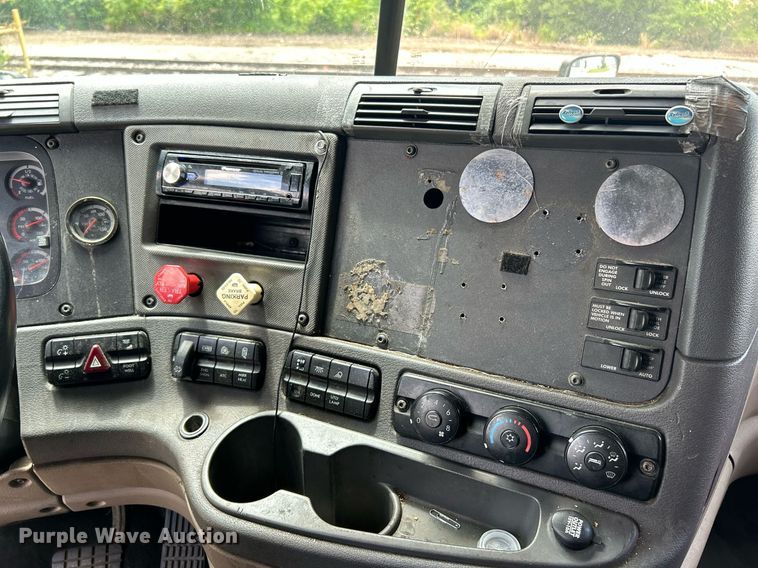 image for item EK8125 2010 Freightliner Cascadia semi truck