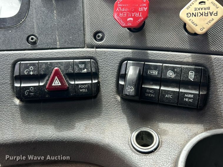 image for item EK8125 2010 Freightliner Cascadia semi truck