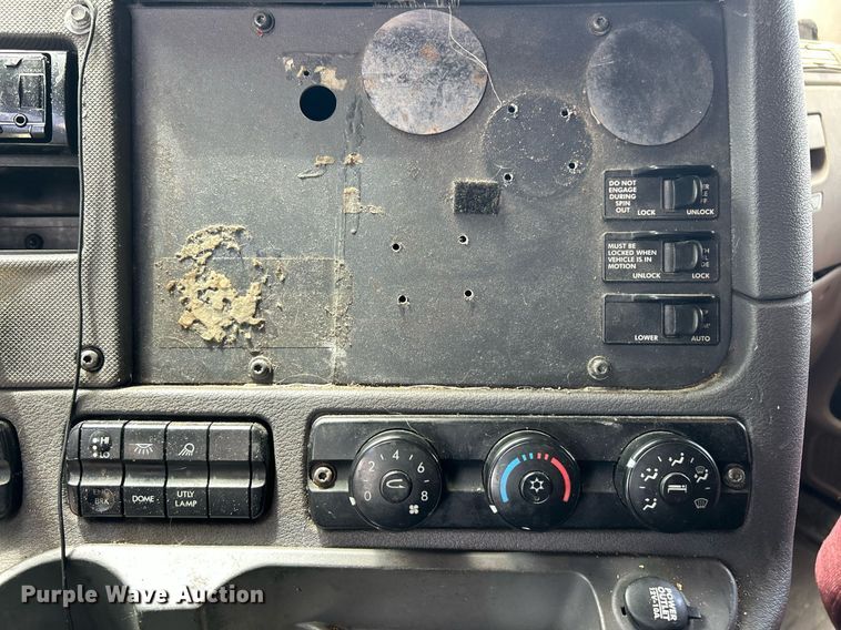 image for item EK8125 2010 Freightliner Cascadia semi truck