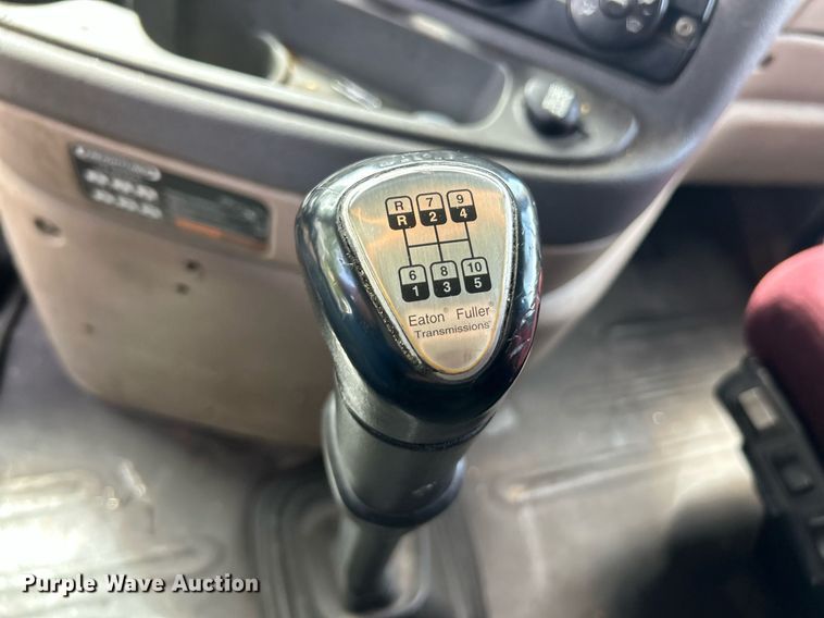 image for item EK8125 2010 Freightliner Cascadia semi truck