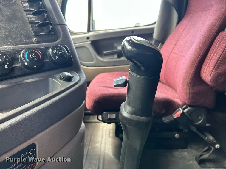 image for item EK8125 2010 Freightliner Cascadia semi truck