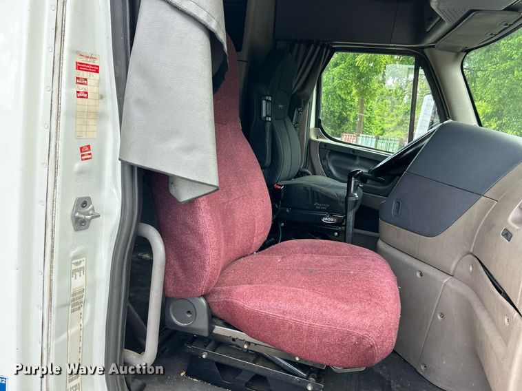 image for item EK8125 2010 Freightliner Cascadia semi truck