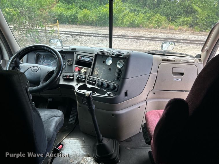 image for item EK8125 2010 Freightliner Cascadia semi truck