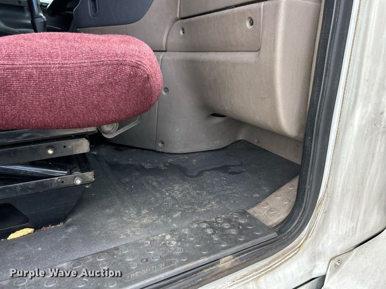 image for item EK8125 2010 Freightliner Cascadia semi truck