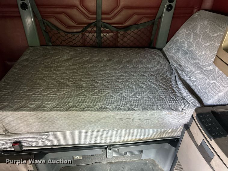 image for item EK8125 2010 Freightliner Cascadia semi truck