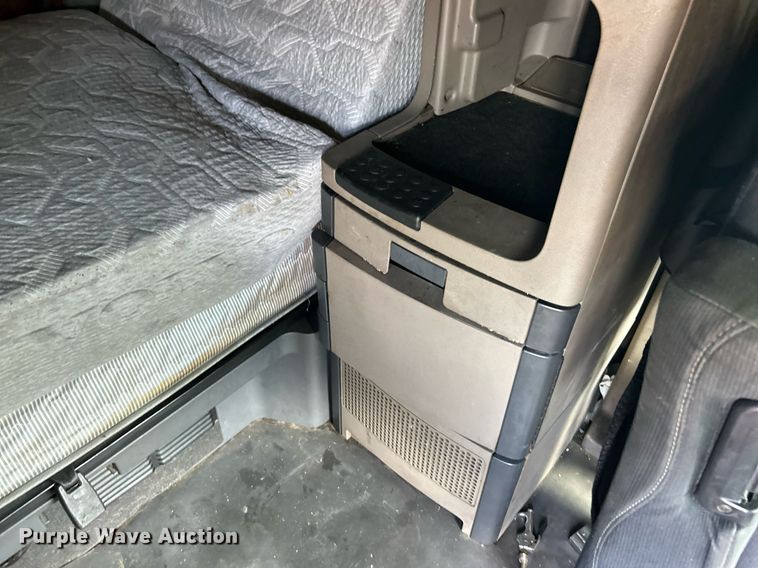 image for item EK8125 2010 Freightliner Cascadia semi truck