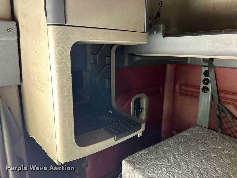 image for item EK8125 2010 Freightliner Cascadia semi truck