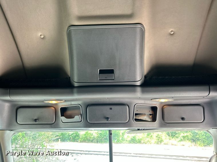 image for item EK8125 2010 Freightliner Cascadia semi truck