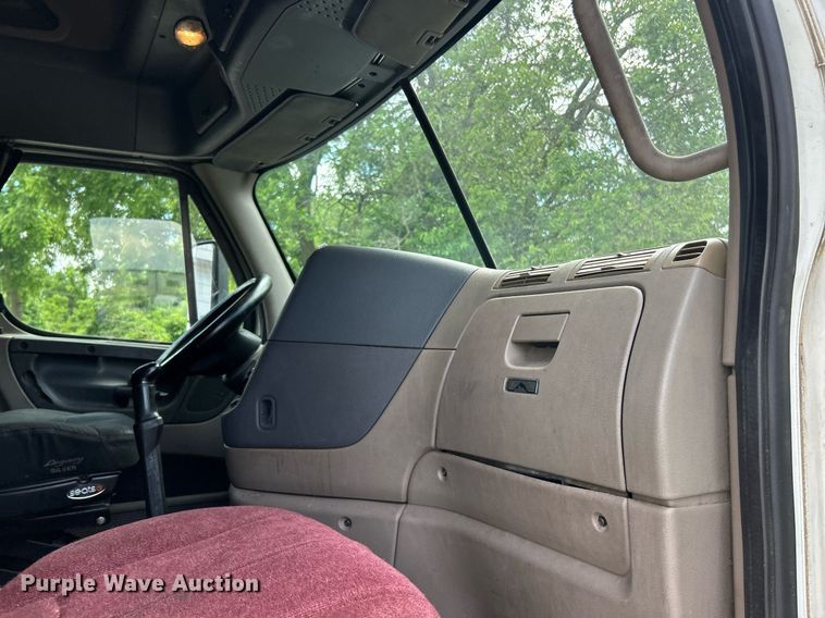 image for item EK8125 2010 Freightliner Cascadia semi truck