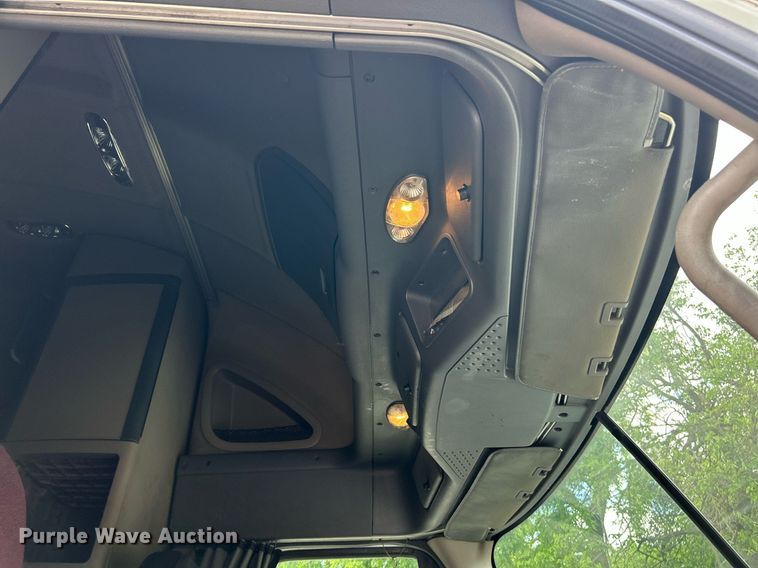 image for item EK8125 2010 Freightliner Cascadia semi truck