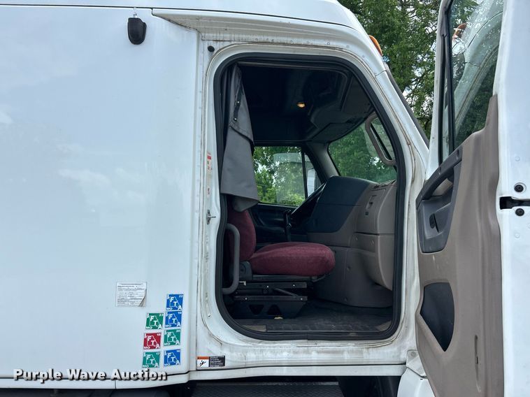 image for item EK8125 2010 Freightliner Cascadia semi truck