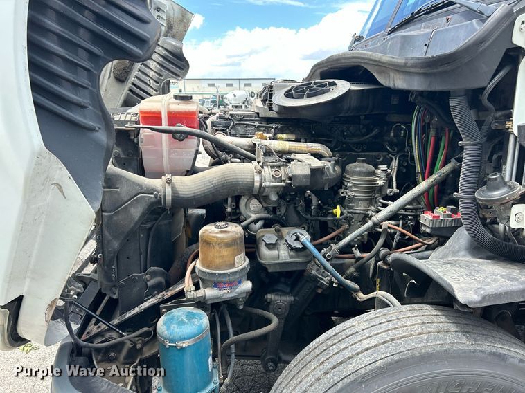 image for item EK8125 2010 Freightliner Cascadia semi truck