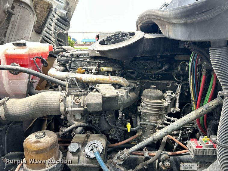 image for item EK8125 2010 Freightliner Cascadia semi truck