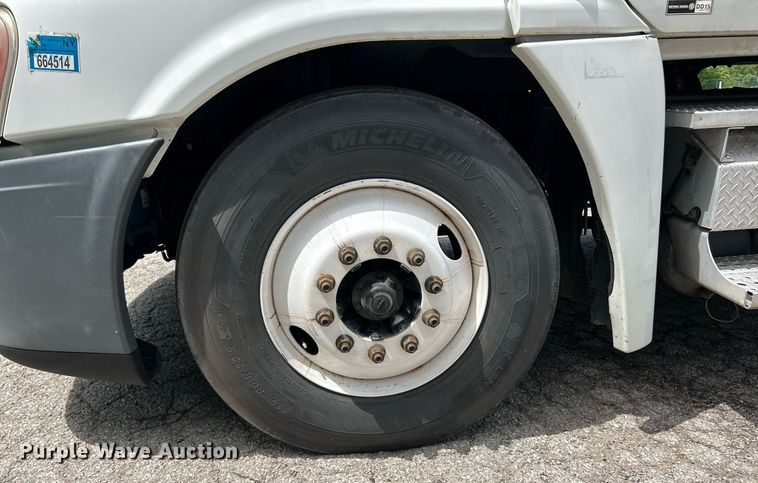 image for item EK8125 2010 Freightliner Cascadia semi truck