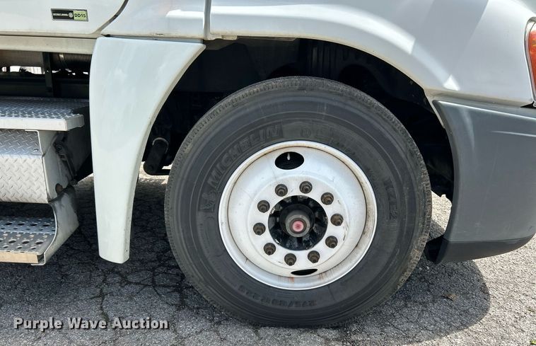 image for item EK8125 2010 Freightliner Cascadia semi truck