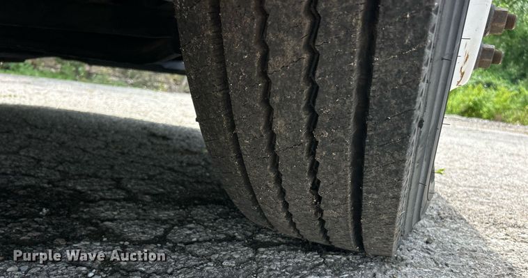 image for item EK8125 2010 Freightliner Cascadia semi truck