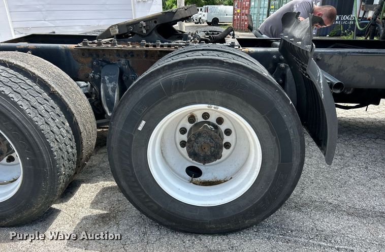 image for item EK8125 2010 Freightliner Cascadia semi truck