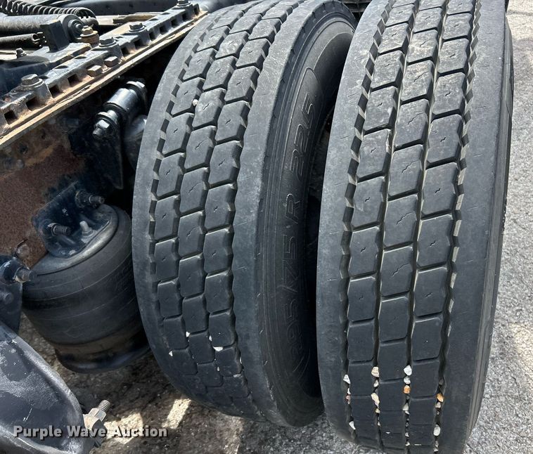 image for item EK8125 2010 Freightliner Cascadia semi truck