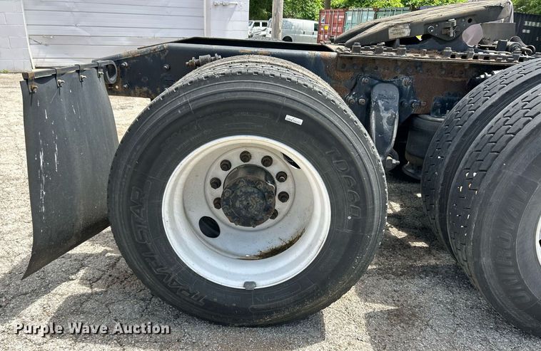 image for item EK8125 2010 Freightliner Cascadia semi truck