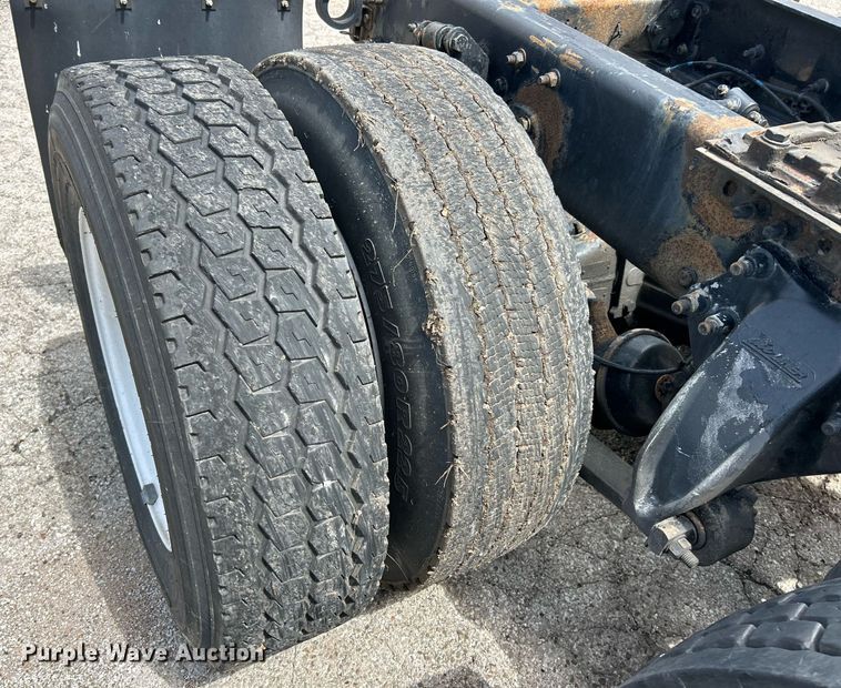 image for item EK8125 2010 Freightliner Cascadia semi truck