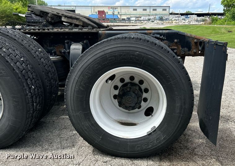 image for item EK8125 2010 Freightliner Cascadia semi truck