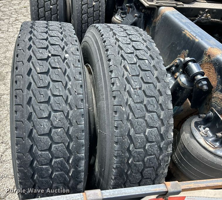 image for item EK8125 2010 Freightliner Cascadia semi truck