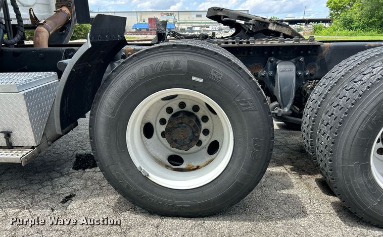 image for item EK8125 2010 Freightliner Cascadia semi truck