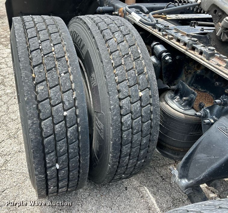 image for item EK8125 2010 Freightliner Cascadia semi truck