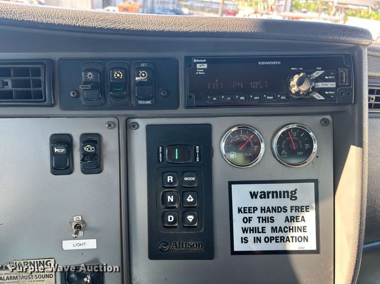 image for item EK8146 2015 Kenworth T370 truck cab and chassis