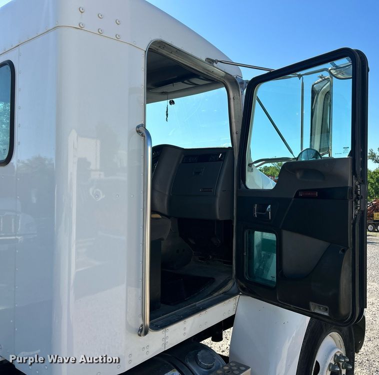 image for item EK8146 2015 Kenworth T370 truck cab and chassis