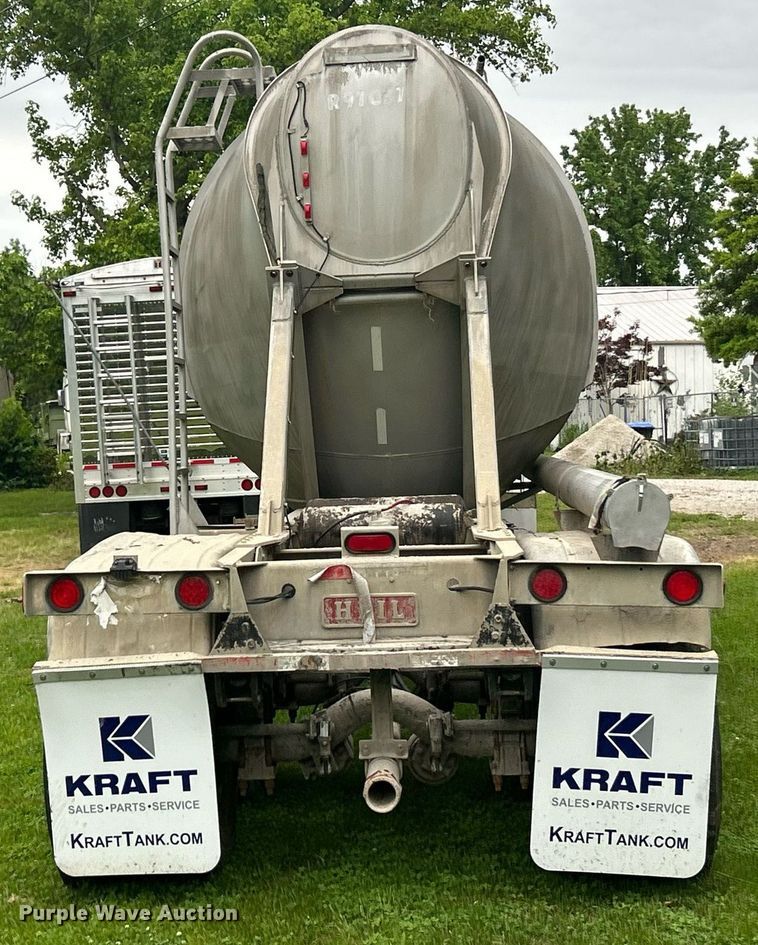 image for item EK8161 1989 Heil pneumatic dry bulk trailer