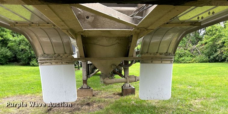 image for item EK8161 1989 Heil pneumatic dry bulk trailer