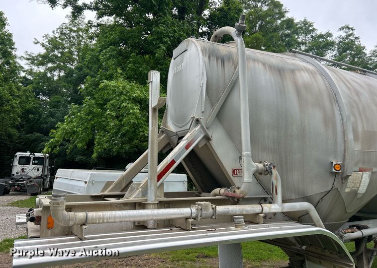 image for item EK8161 1989 Heil pneumatic dry bulk trailer