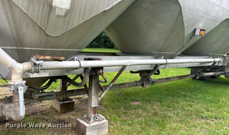 image for item EK8161 1989 Heil pneumatic dry bulk trailer