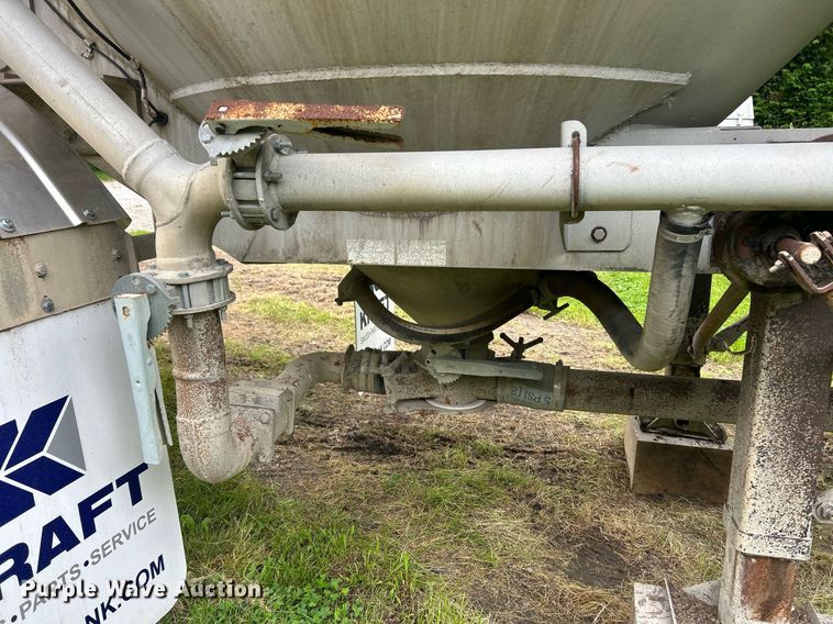 image for item EK8161 1989 Heil pneumatic dry bulk trailer