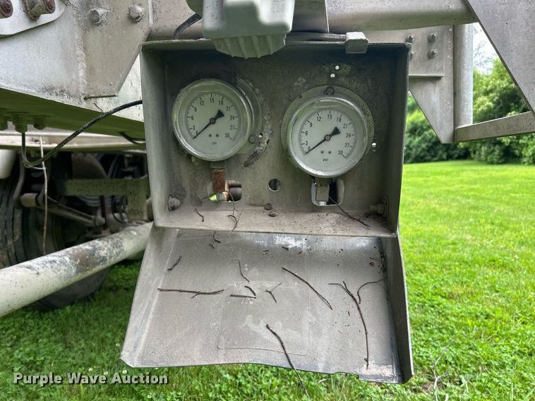 image for item EK8161 1989 Heil pneumatic dry bulk trailer