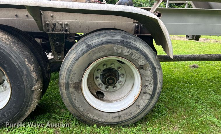 image for item EK8161 1989 Heil pneumatic dry bulk trailer