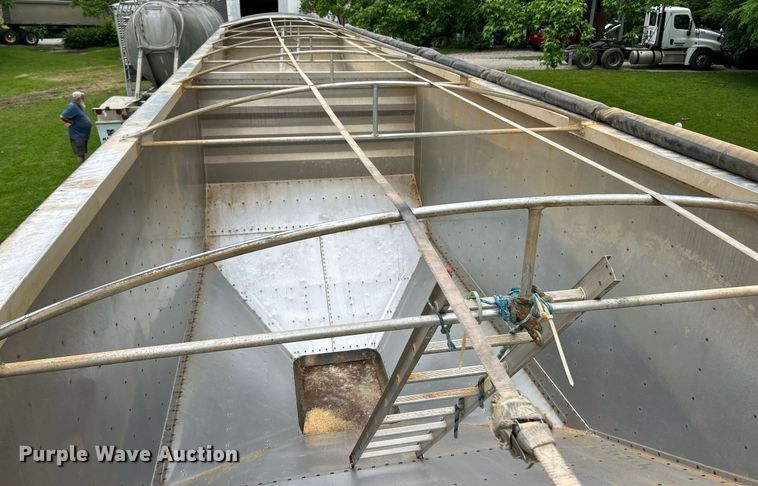 image for item EK8162 2017 Wilson Commander grain trailer