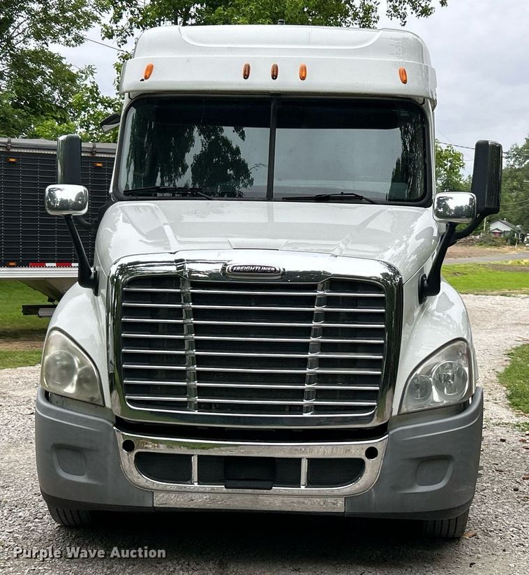 image for item EK8164 2014 Freightliner Cascadia 125 semi truck
