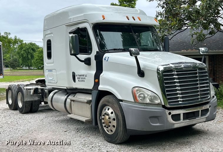 image for item EK8164 2014 Freightliner Cascadia 125 semi truck
