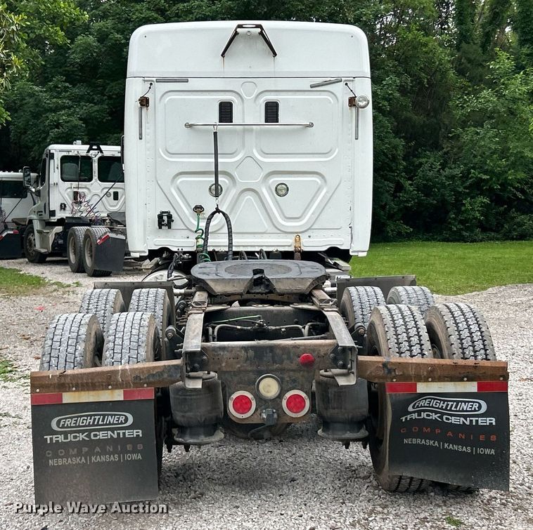 image for item EK8164 2014 Freightliner Cascadia 125 semi truck