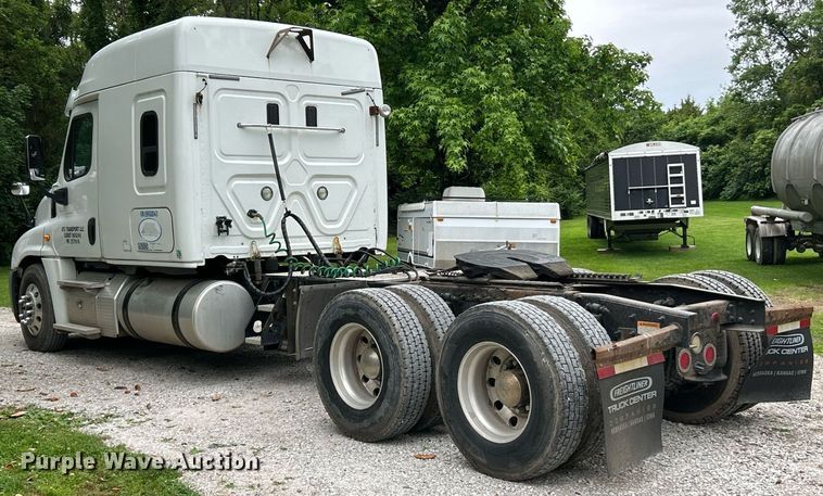 image for item EK8164 2014 Freightliner Cascadia 125 semi truck