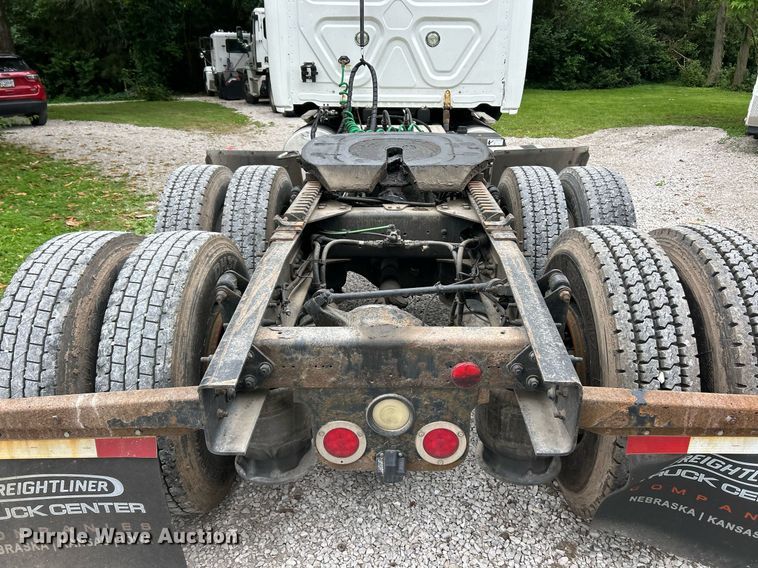 image for item EK8164 2014 Freightliner Cascadia 125 semi truck