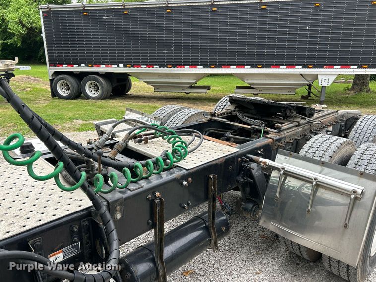 image for item EK8164 2014 Freightliner Cascadia 125 semi truck