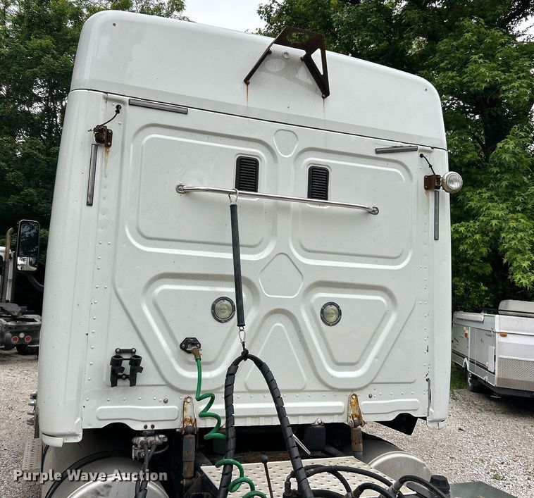 image for item EK8164 2014 Freightliner Cascadia 125 semi truck