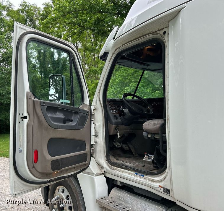 image for item EK8164 2014 Freightliner Cascadia 125 semi truck