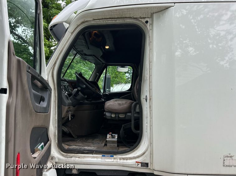 image for item EK8164 2014 Freightliner Cascadia 125 semi truck